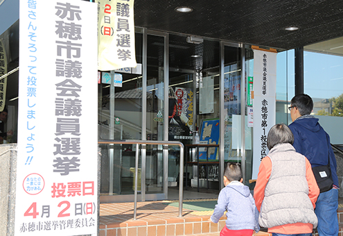 市議選の投票へ向かう有権者