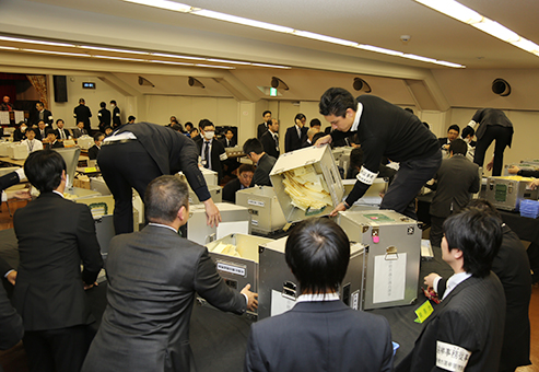 一斉に投票箱を開けて始まった市議選の開票作業