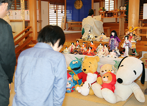 大切にされた人形に別れを告げた人形供養祭