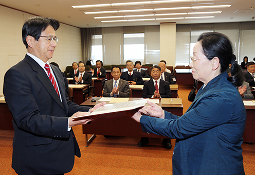 少数激戦の市議選から一夜明けて行われた当選証書付与式