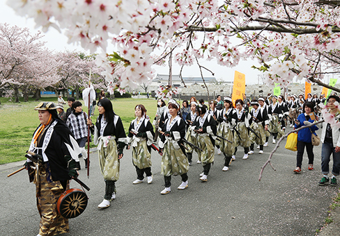 女人義士行列が華やかに練り歩く「春の義士祭」=昨年の様子