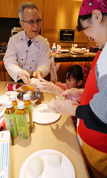 おいしいおにぎりの作り方を親子で体験した料理教室