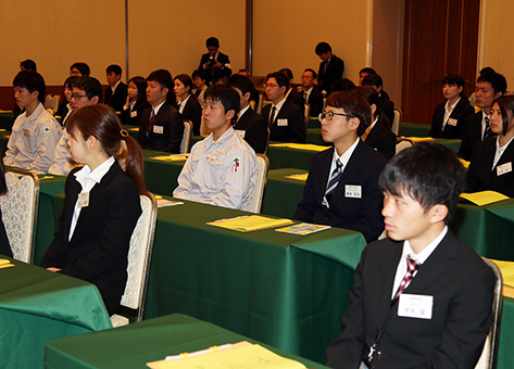 新社会人たちが抱負を誓った「新入社員のつどい」