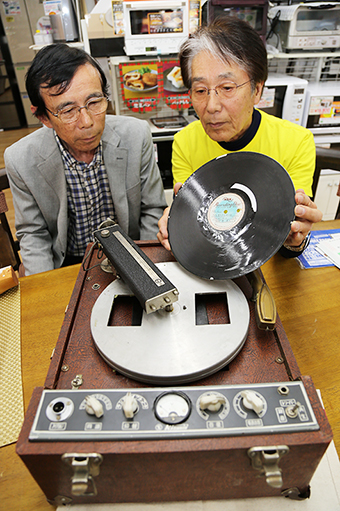 収録に使われたSPレコード製造機と和田安弘さん(右)