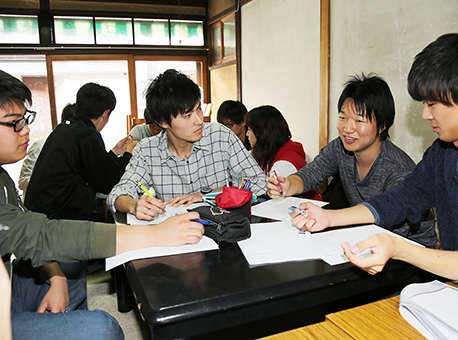 不登校支援の「あこうハーモニーるーむ」開設へ向けて活動内容などを話し合う学生たち