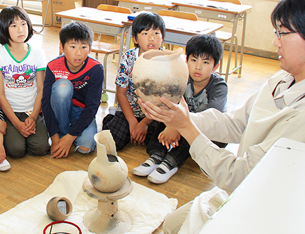 実際の出土遺物を間近に観察した歴史学習