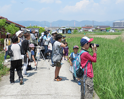 好天に恵まれて多くの種類を観察できた探鳥会=前原宣幸さん提供