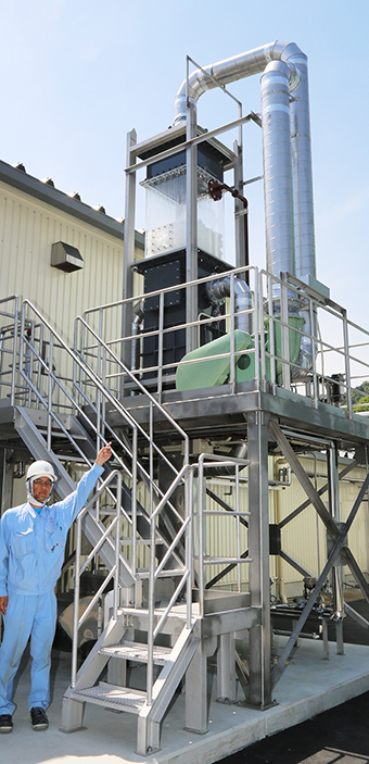 流下式製塩の原理を活用した製塩設備「太陽と風の濃縮塔」