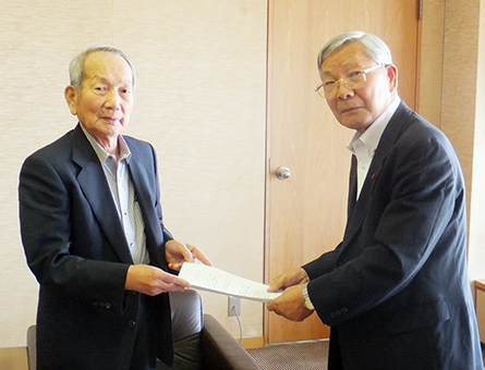 組織的犯罪処罰法改正反対の陳情書を有田光一議長に提出する「九条の会・赤穂」の谷中進・呼びかけ人代表(左)