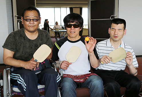 サウンドテーブルテニスの県視覚障害者大会で上位独占した＝左から＝葛島さん、目木さん、三谷さん）