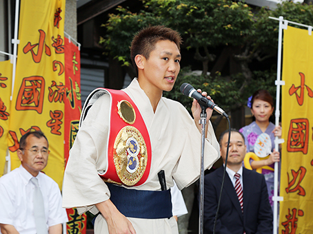 浴衣姿でファンにあいさつする小國以載チャンピオン