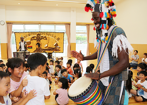 アフリカの伝統楽器を鳴り響かせたベノワさん