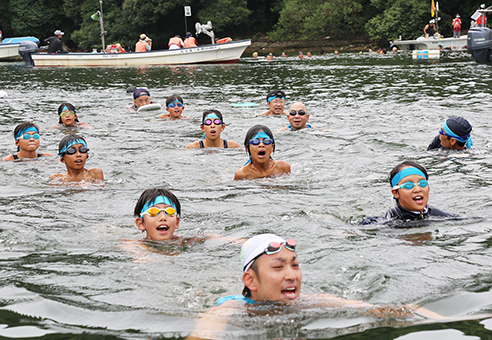 励まし合って生島往復を泳ぎ切った坂越小の海洋訓練
