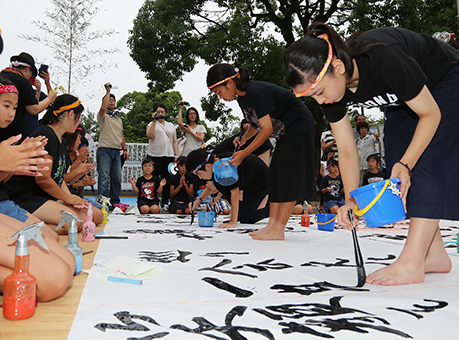 習字上達を願って天神祭で奉納された書道パフォーマンス