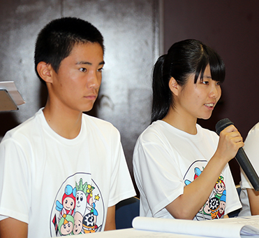 県中学総体の総合開会式で司会を務める橋本悠司君と石井あゆみさん