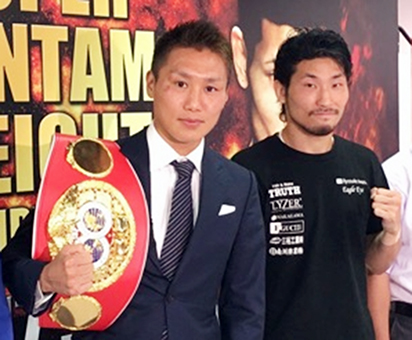 初防衛戦での勝利を誓う小國以載チャンピオン。右は挑戦者の岩佐亮佑選手