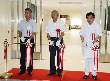 テープカットで完成を祝った赤穂市民病院の新館竣工式