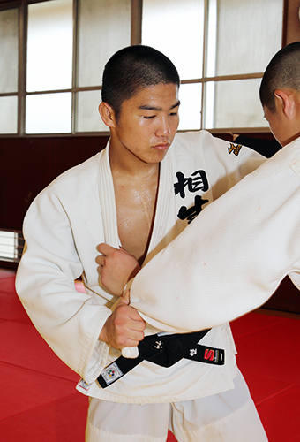 全国高校総体へ向けて入念に稽古する竹内龍生君