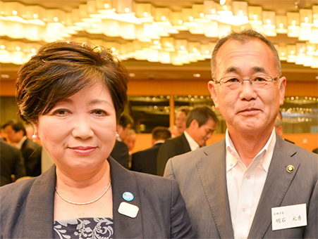 明石元秀市長とも和やかに会話した小池百合子・東京都知事=市企画広報課提供