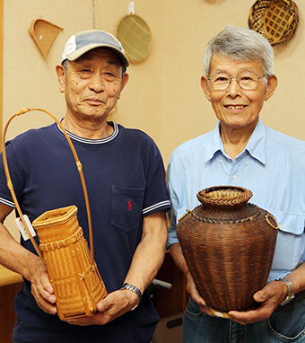 趣味の竹細工展を開いている福田浩信さん(右)と田原勝義さん