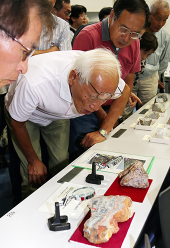 赤穂コールドロンで採取された岩石に見入る参加者