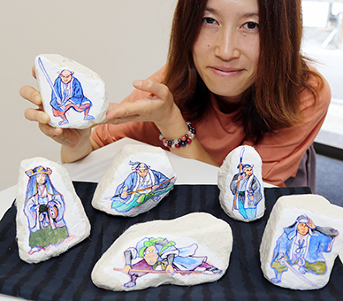 特産の杉原紙に四十七士を描いた作品と安倍加織さん