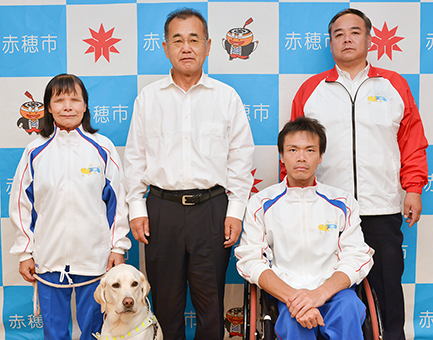 全国障害者スポーツ大会への参加を前に明石元秀市長を表敬訪問した選手のみなさん=市企画広報課提供