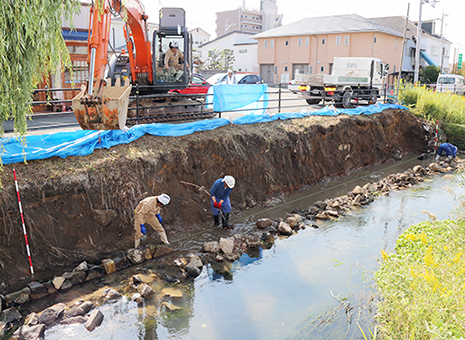 護岸の緊急工事が行われている加里屋川