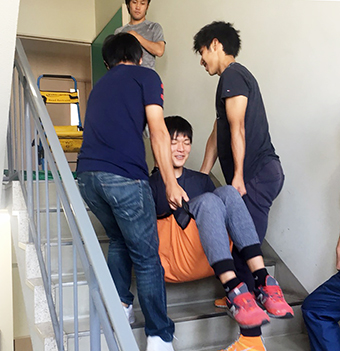 プロジェクトへ向けて階段昇降をトレーニングする学生たち＝谷口泰司教授提供
