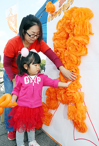 来場者が一つずつ造花を飾り付けたオレンジリボンキャンペーン