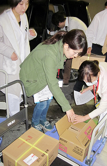 災害時を想定して660食分の食材や備品を搬入した実地訓練