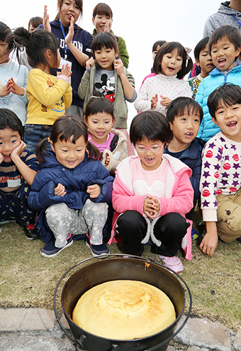 焼き上がったパンケーキに喜ぶ子どもたち
