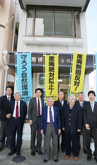 およそ1年ぶりに再開した産廃反対市民の会の事務所と役員のみなさん