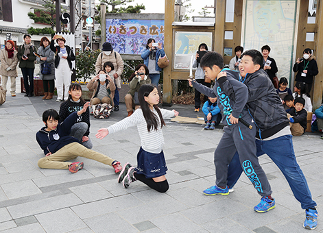 義士学習の成果発表を兼ねて忠臣蔵の寸劇を演じた子どもたち