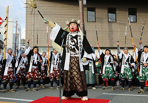 高らかに勝ちどきをあげた大石内蔵助役の中村梅雀さん