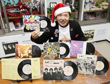 希少なクリスマス限定レコード７点を公開する岡本備館長