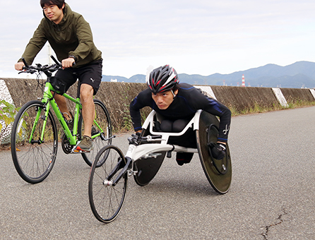 親友のサポートを受けてトレーニングに励む枝川哲也さん