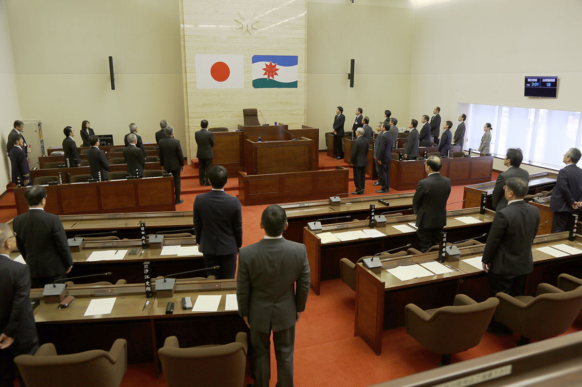 昨年に続いて議場に「日の丸」を掲揚して行われた「君が代」斉唱