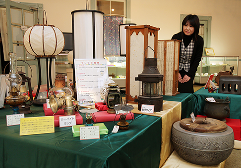 知恵と工夫が活かされた暖房と照明用具が並ぶ収蔵品展