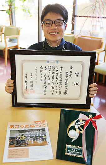 「これからも読んでいただける紙面づくりに努めたい」と話す編集担当の荒尾慎平さん