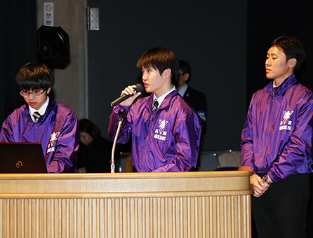 防災への取り組みを発表する赤穂高校定時制のみなさん