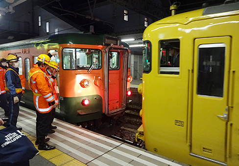 車両トラブルで立ち往生した列車(左)=読者提供