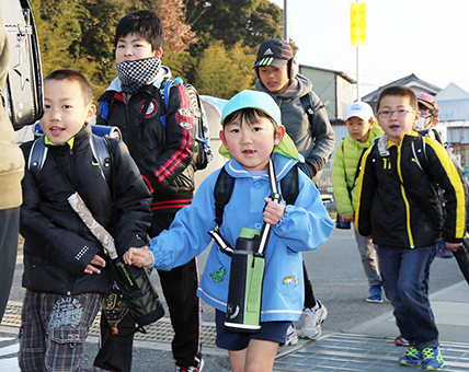 この春入学予定の園児を上級生が引率した登校体験