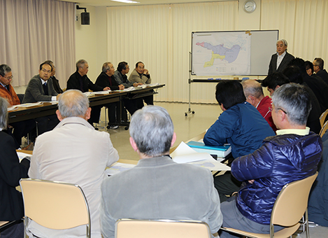 自治会役員に事業計画の修正案が示された説明会