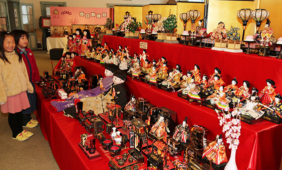 華やかな雰囲気の「お雛さま展」