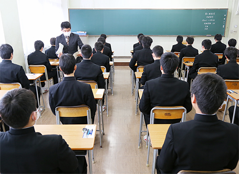 厳粛な雰囲気の中、行われた公立高校入試