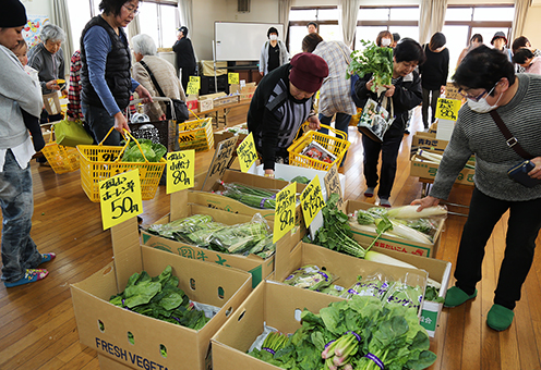 大勢の利用客でにぎわう千鳥集会所の「水曜市」
