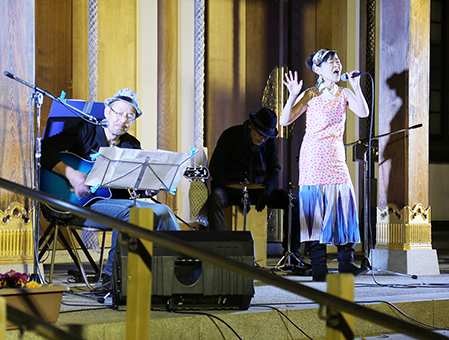 拝殿前で生演奏を楽しんだ「播州赤穂アコウスティックフェス」