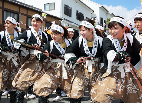 観客の希望に応じてポーズを取る女人義士