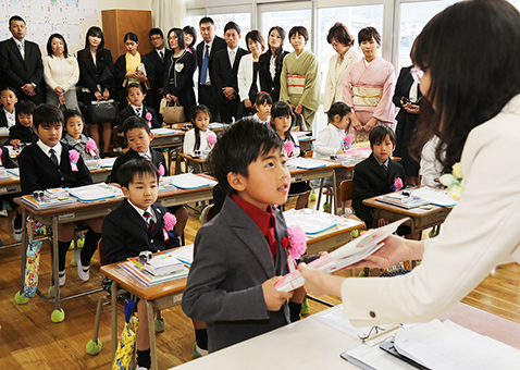 教科書を受け取る新1年生